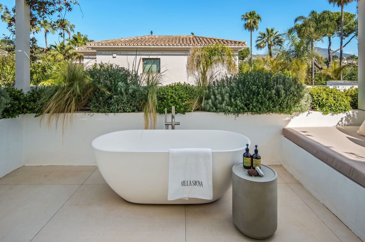 4 bedroom Villa for sale in Nueva Andalucia with pool garage - € 5,995,000 (Ref: 10029785)