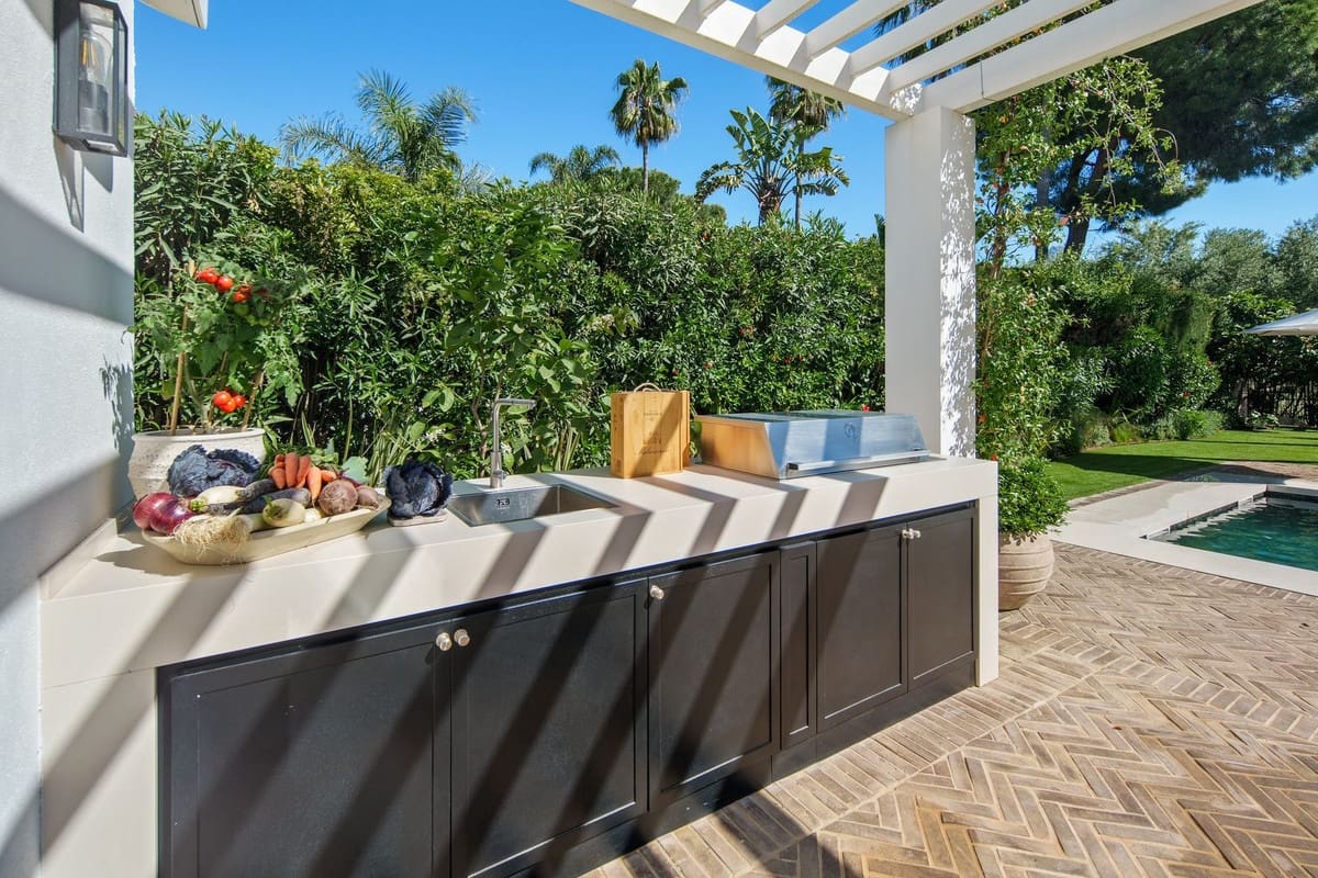 4 bedroom Villa for sale in Nueva Andalucia with pool garage - € 5,995,000 (Ref: 10029785)