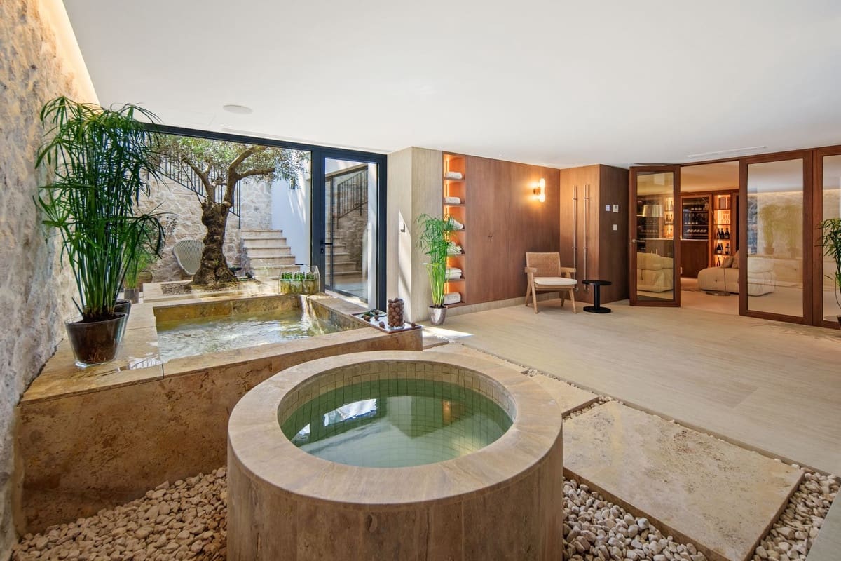 4 bedroom Villa for sale in Nueva Andalucia with pool garage - € 5,995,000 (Ref: 10029785)