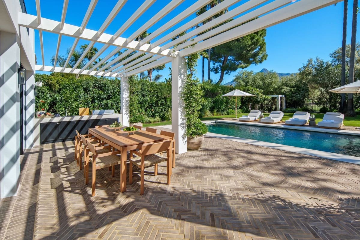 4 bedroom Villa for sale in Nueva Andalucia with pool garage - € 5,995,000 (Ref: 10029785)