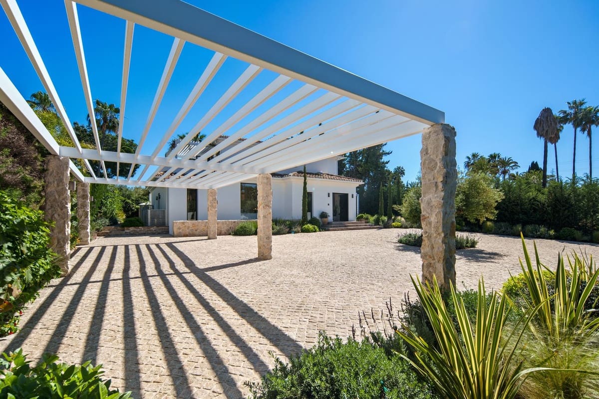 4 bedroom Villa for sale in Nueva Andalucia with pool garage - € 5,995,000 (Ref: 10029785)