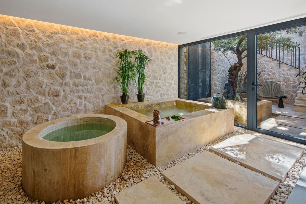 4 bedroom Villa for sale in Nueva Andalucia with pool garage - € 5,995,000 (Ref: 10029785)