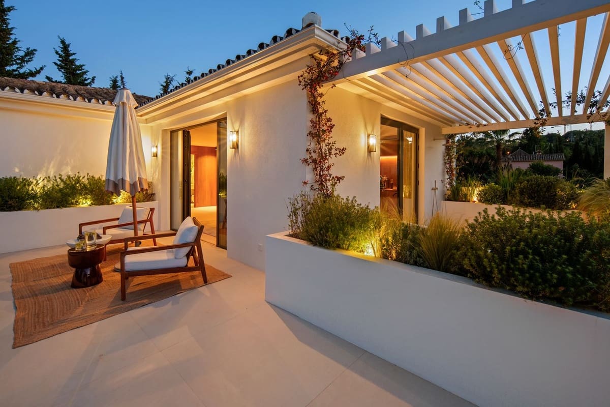 4 bedroom Villa for sale in Nueva Andalucia with pool garage - € 5,995,000 (Ref: 10029785)