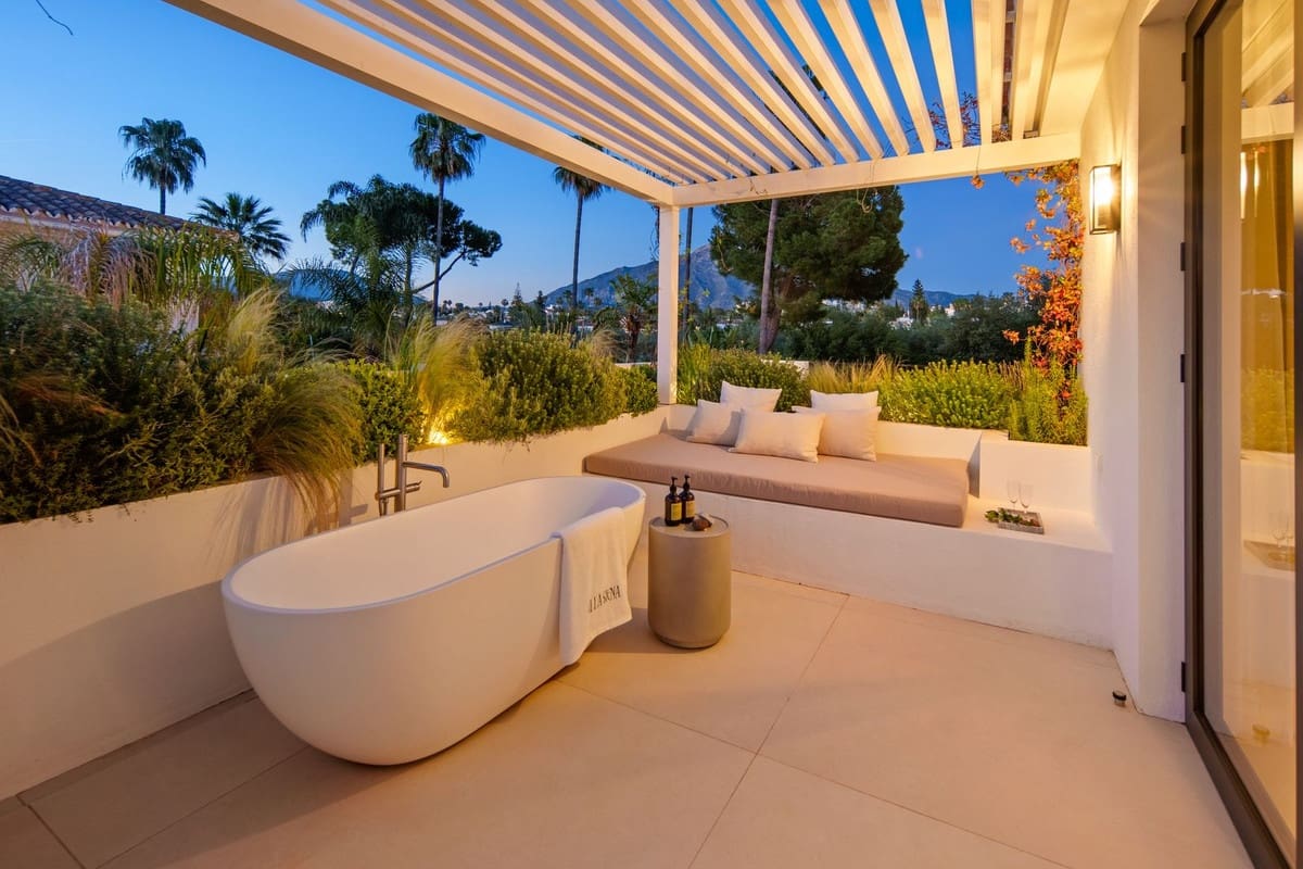 4 bedroom Villa for sale in Nueva Andalucia with pool garage - € 5,995,000 (Ref: 10029785)