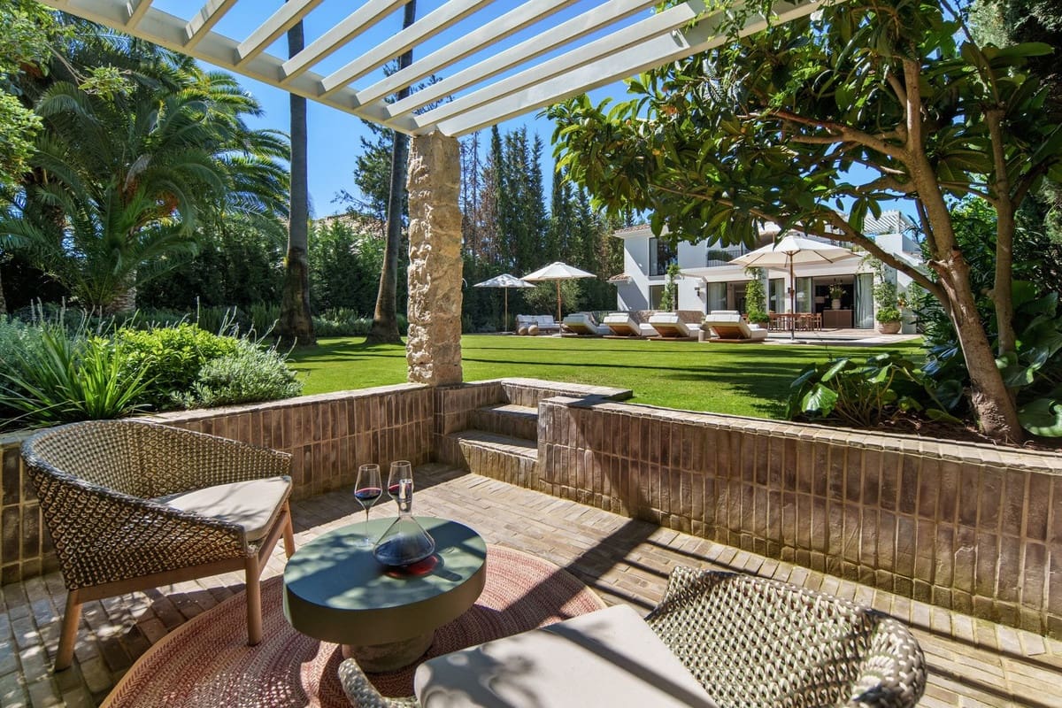 4 bedroom Villa for sale in Nueva Andalucia with pool garage - € 5,995,000 (Ref: 10029785)