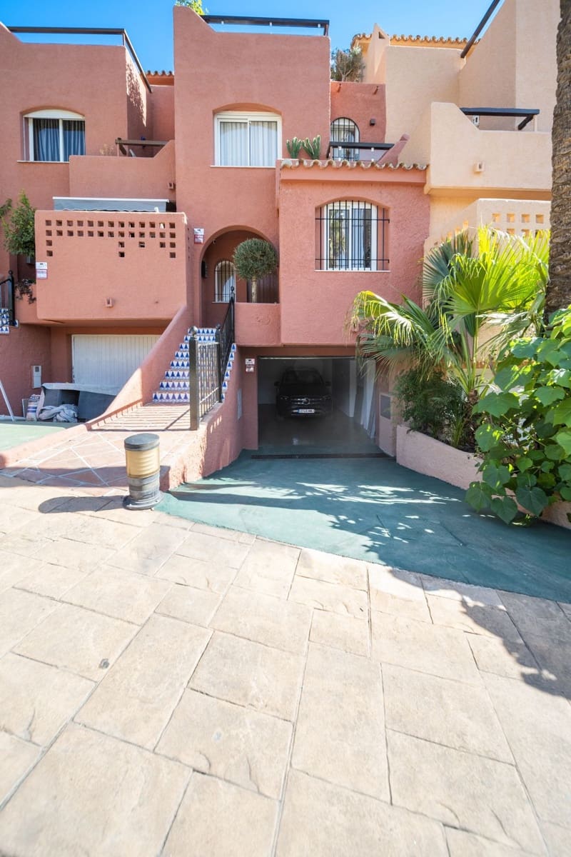 3 sypialnia Dom na sprzedaż w Aloha Golf z basenem garażem - 1 250 000 € (Ref: 10035741)