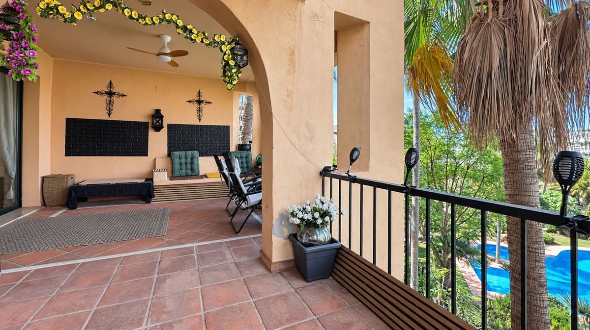 2 Zimmer Apartment zu verkaufen in Estepona mit Pool - 395.000 € (Ref: 10088423)