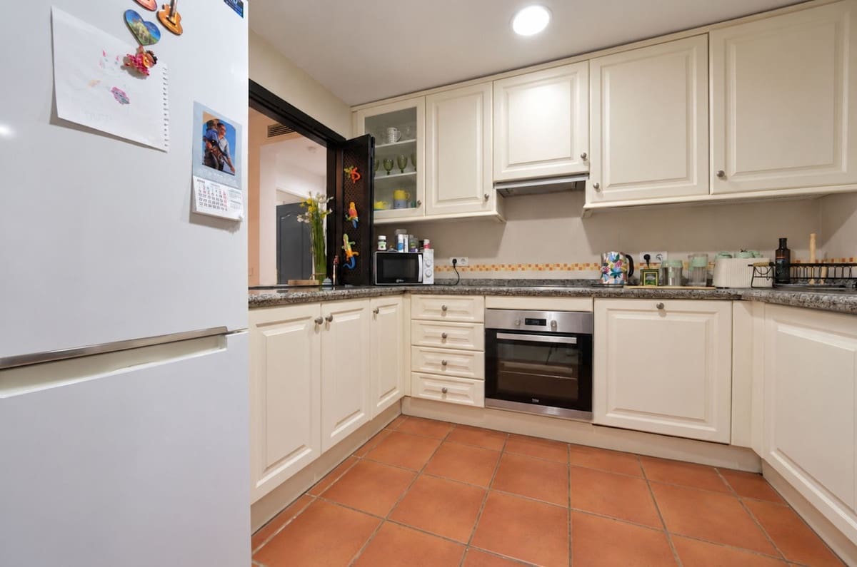 2 Zimmer Apartment zu verkaufen in Estepona mit Pool - 395.000 € (Ref: 10088423)