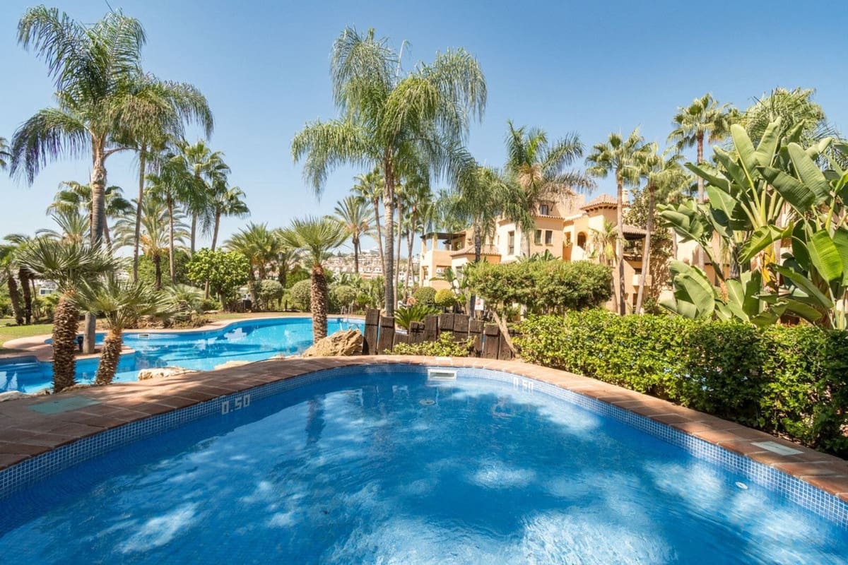 2 Zimmer Apartment zu verkaufen in Estepona mit Pool - 395.000 € (Ref: 10088423)