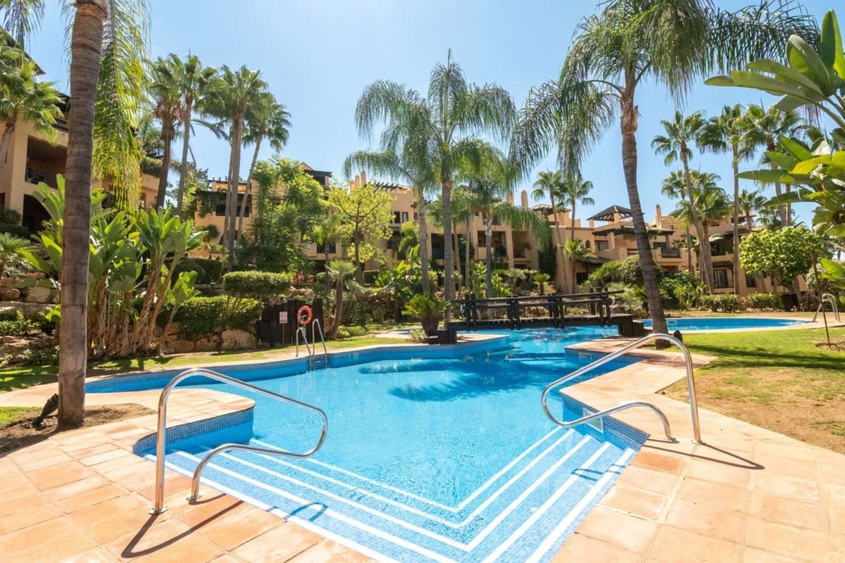 2 Zimmer Apartment zu verkaufen in Estepona mit Pool - 395.000 € (Ref: 10088423)