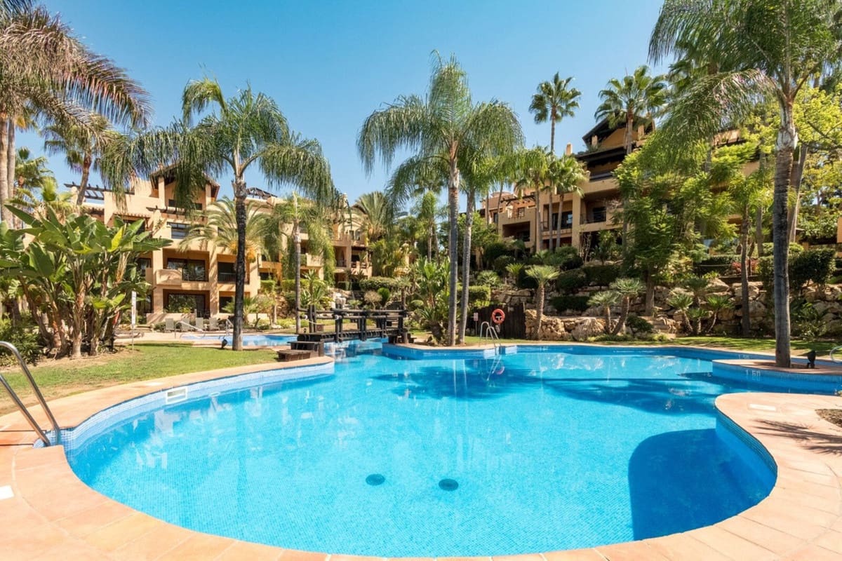 2 Zimmer Apartment zu verkaufen in Estepona mit Pool - 395.000 € (Ref: 10088423)