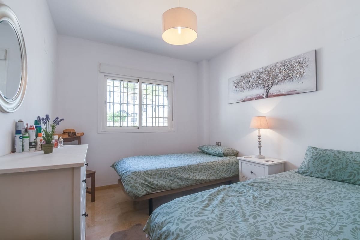 2 sovrum Lägenhet till salu i La Duquesa / Puerto de la Duquesa med pool garage - 335 000 € (Ref: 10099027)