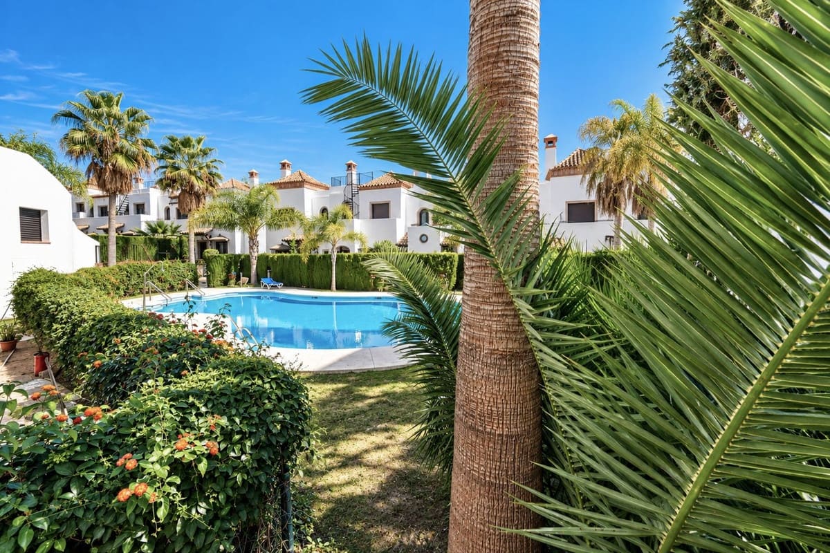 3 chambre Maison de Ville à vendre à Estepona avec piscine garage - 465 000 € (Ref: 10112186)