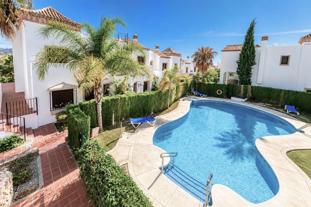 3 chambre Maison de Ville à vendre à Estepona avec piscine garage - 465 000 € (Ref: 10112186)