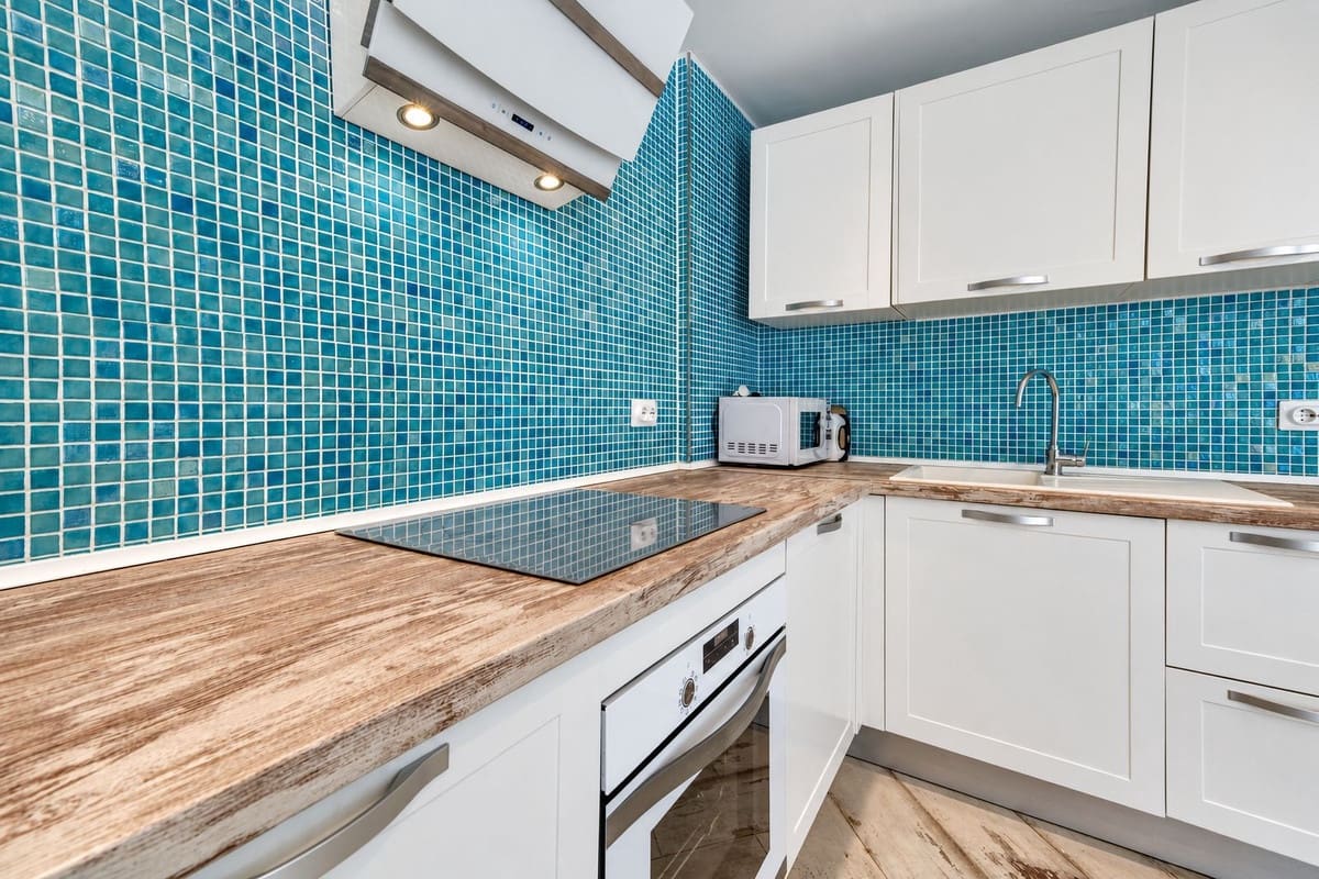 2 bedroom Apartment for sale in San Luis de Sabinillas with pool - € 299,000 (Ref: 10160309)