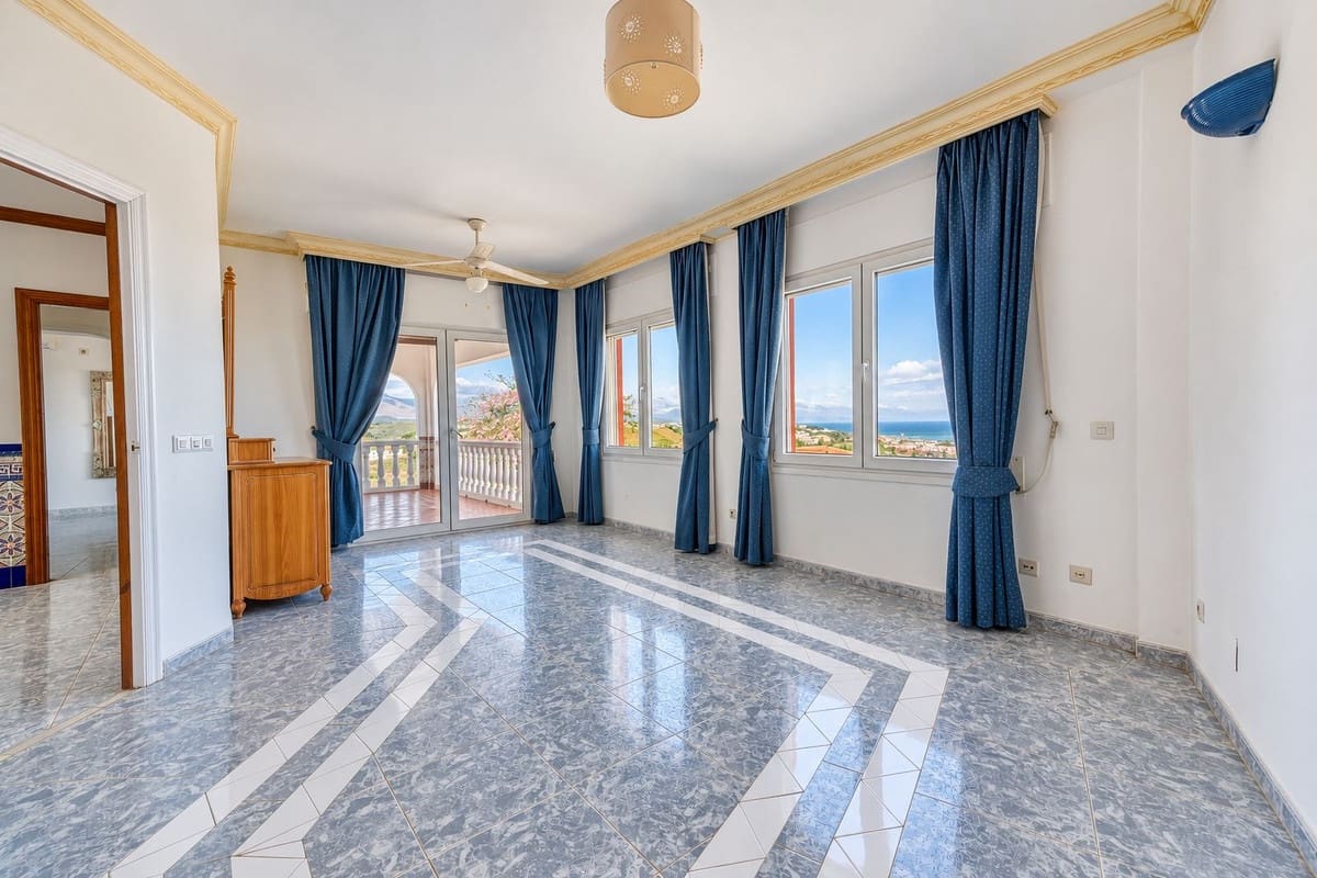 4 slaapkamer Villa te koop in Manilva met zwembad garage - € 850.000 (Ref: 10160310)
