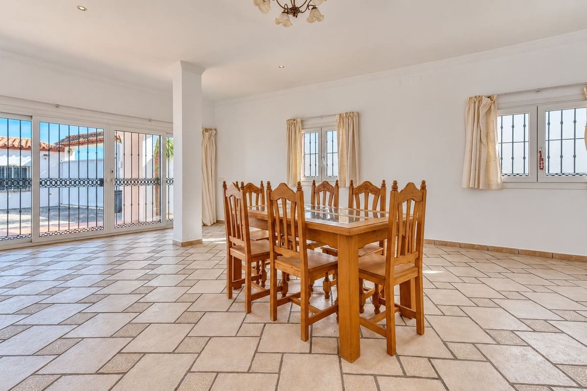 4 slaapkamer Villa te koop in Manilva met zwembad garage - € 850.000 (Ref: 10160310)