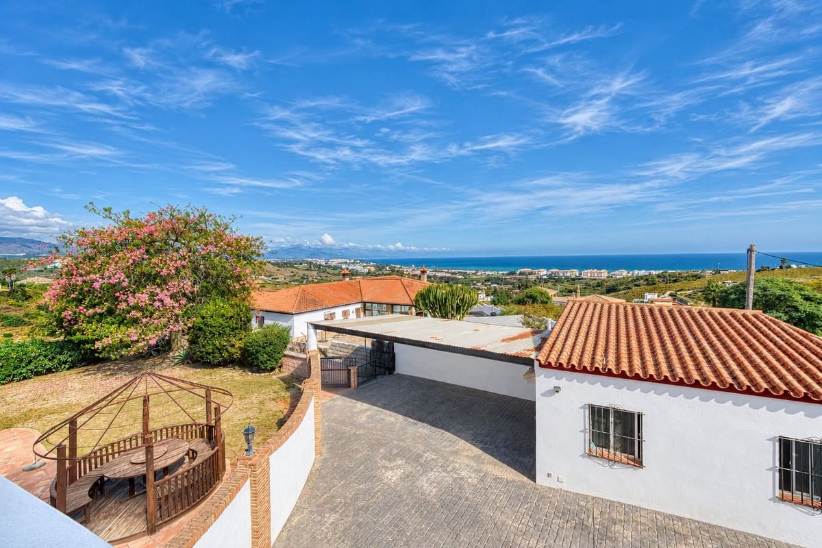 4 slaapkamer Villa te koop in Manilva met zwembad garage - € 850.000 (Ref: 10160310)