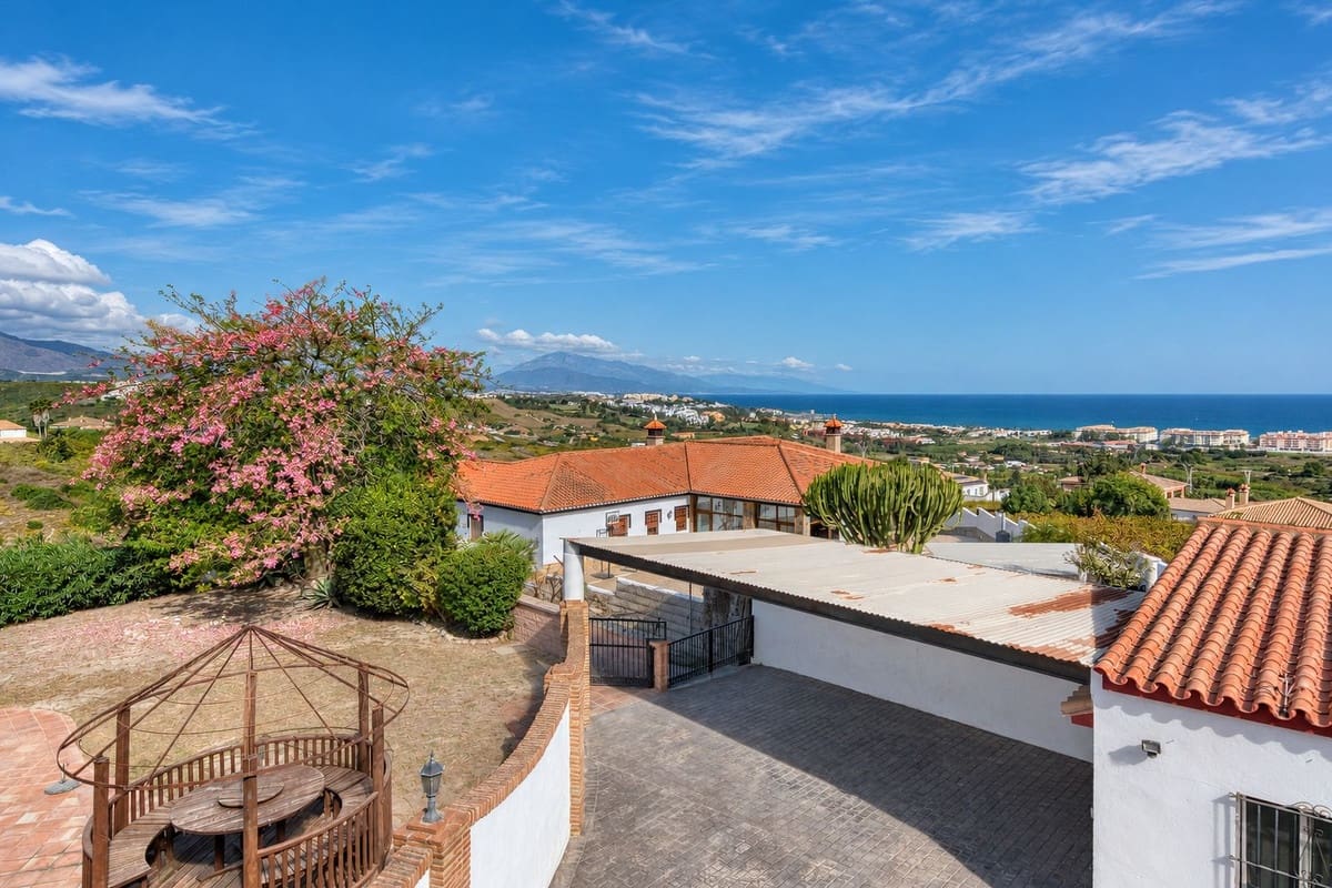 4 slaapkamer Villa te koop in Manilva met zwembad garage - € 850.000 (Ref: 10160310)