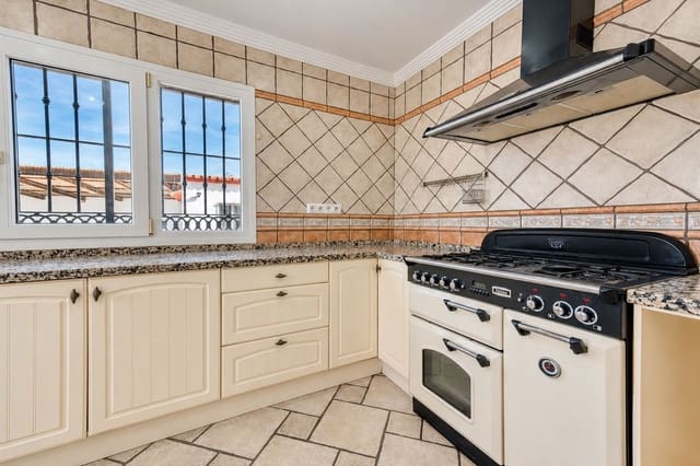 4 soveværelse Villa til salg i Manilva med swimmingpool garage - € 750.000 (Ref: 10160310)