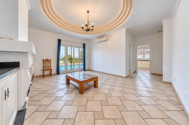 4 soveværelse Villa til salg i Manilva med swimmingpool garage - € 750.000 (Ref: 10160310)