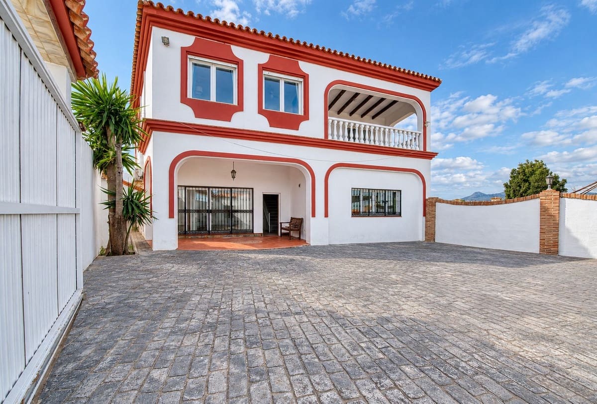 4 slaapkamer Villa te koop in Manilva met zwembad garage - € 850.000 (Ref: 10160310)