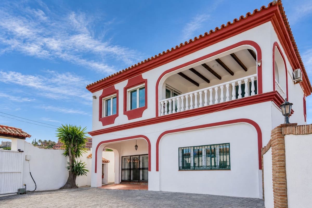 4 slaapkamer Villa te koop in Manilva met zwembad garage - € 850.000 (Ref: 10160310)