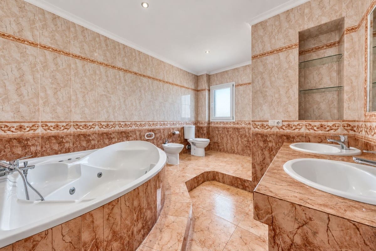 4 slaapkamer Villa te koop in Manilva met zwembad garage - € 850.000 (Ref: 10160310)
