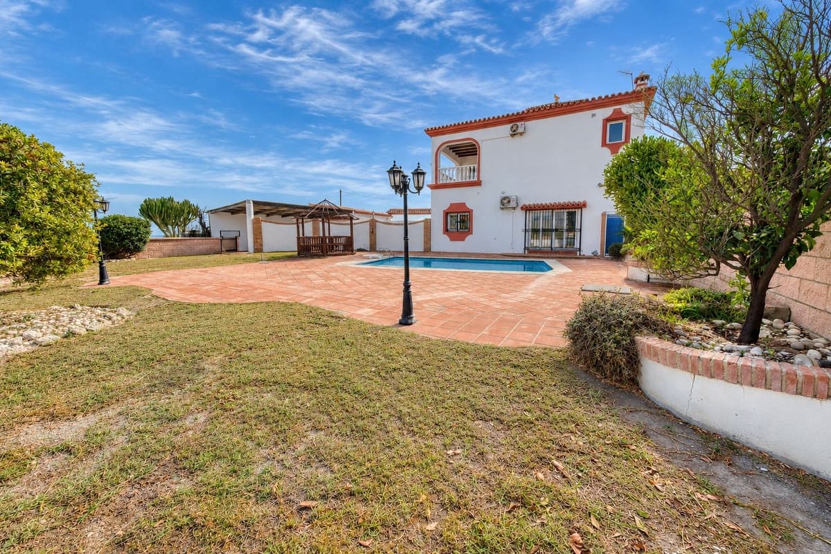 4 slaapkamer Villa te koop in Manilva met zwembad garage - € 850.000 (Ref: 10160310)