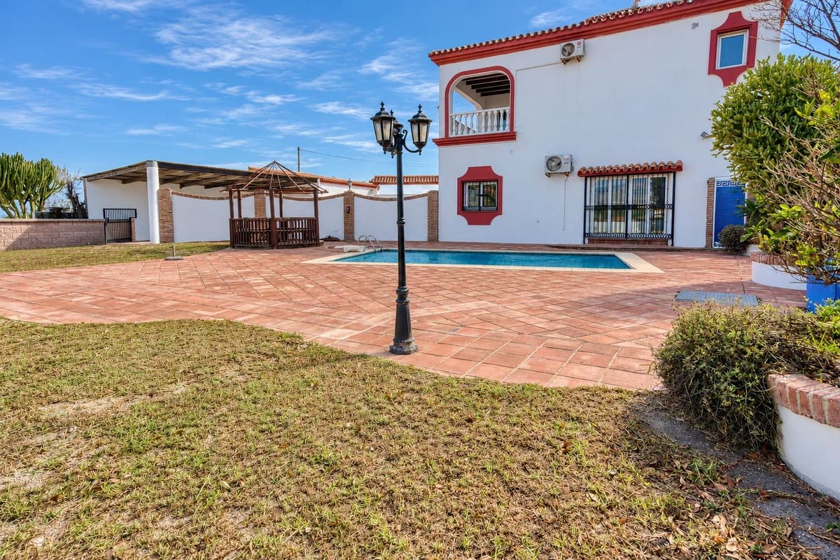 4 slaapkamer Villa te koop in Manilva met zwembad garage - € 850.000 (Ref: 10160310)