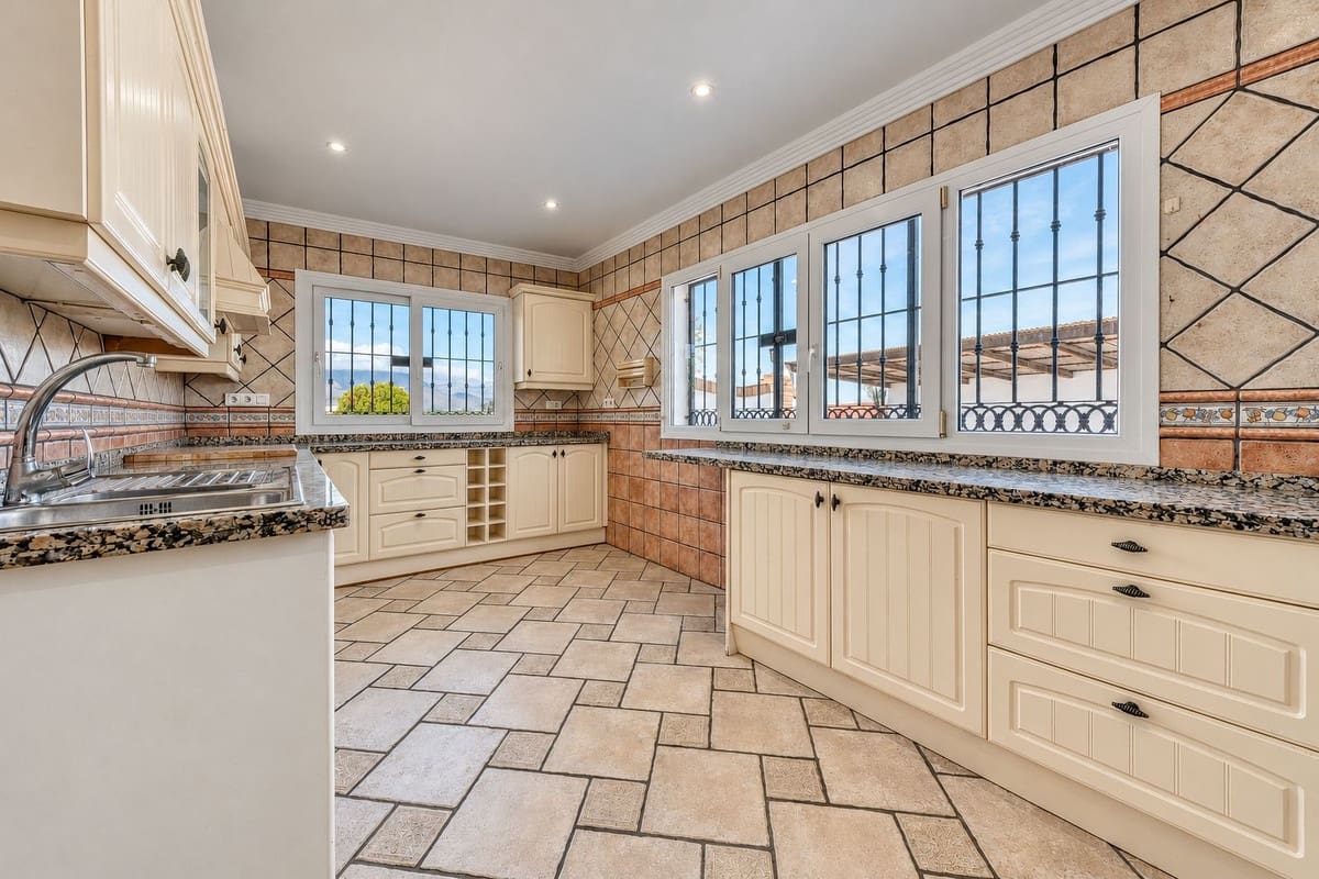 4 slaapkamer Villa te koop in Manilva met zwembad garage - € 850.000 (Ref: 10160310)