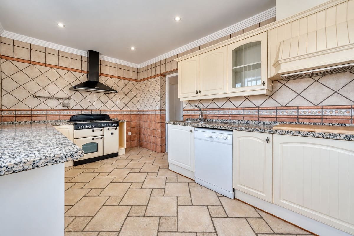 4 slaapkamer Villa te koop in Manilva met zwembad garage - € 850.000 (Ref: 10160310)
