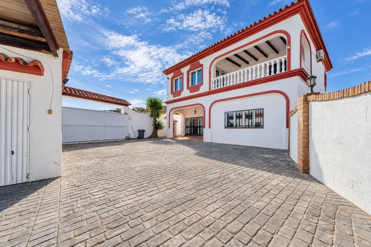 4 slaapkamer Villa te koop in Manilva met zwembad garage - € 850.000 (Ref: 10160310)