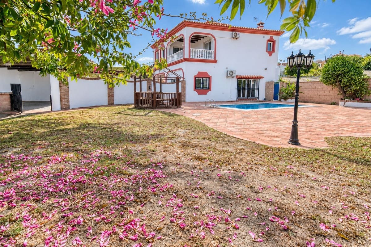 4 slaapkamer Villa te koop in Manilva met zwembad garage - € 850.000 (Ref: 10160310)