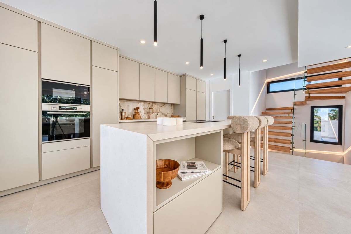 5 bedroom Villa for sale in Benalmadena with pool garage - € 2,190,000 (Ref: 10161855)