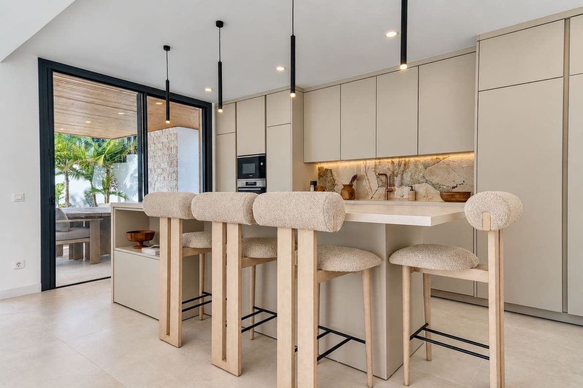 5 bedroom Villa for sale in Benalmadena with pool garage - € 2,190,000 (Ref: 10161855)