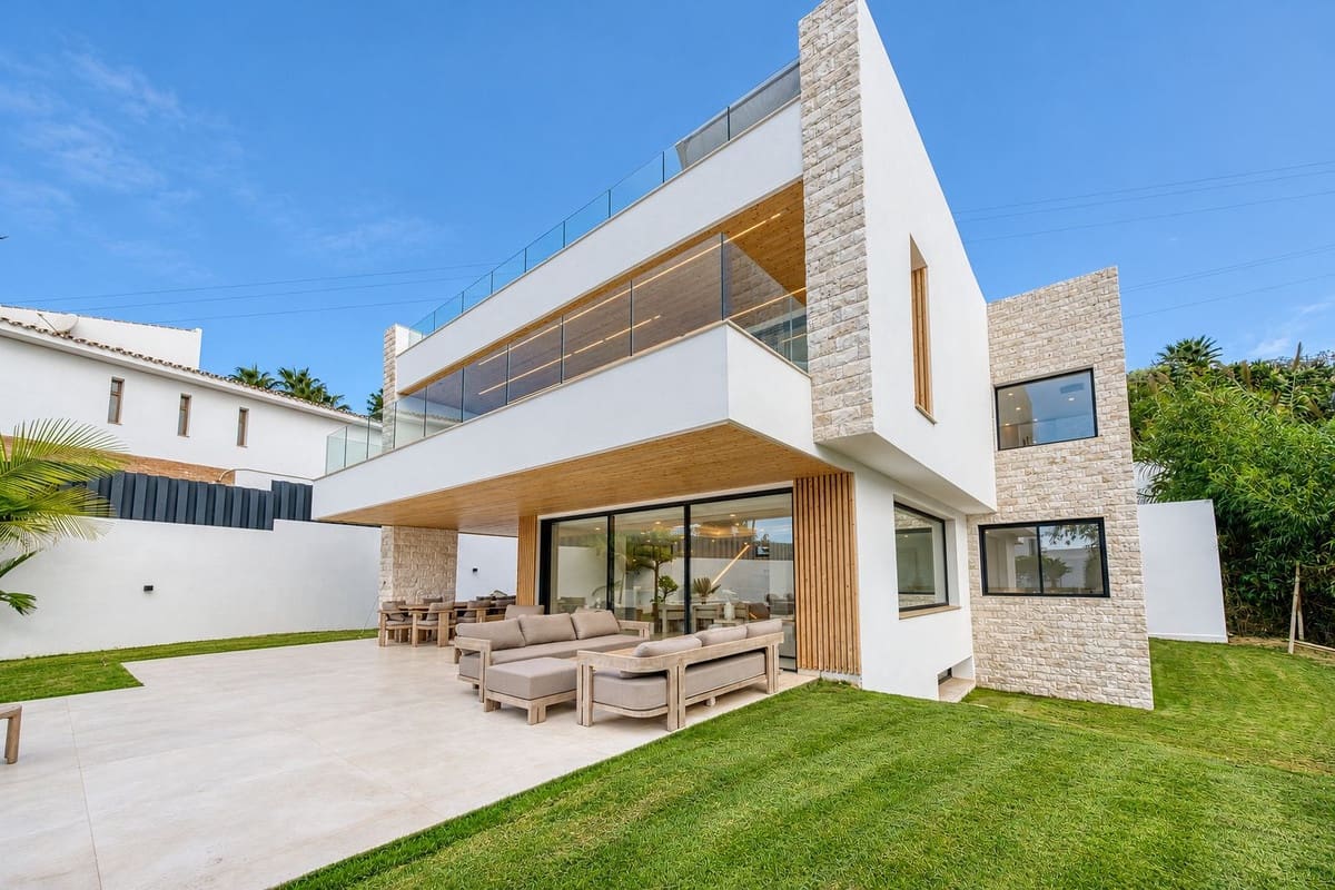 5 bedroom Villa for sale in Benalmadena with pool garage - € 2,190,000 (Ref: 10161855)