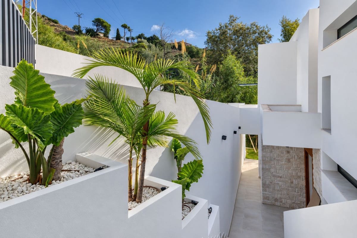 5 bedroom Villa for sale in Benalmadena with pool garage - € 2,190,000 (Ref: 10161855)