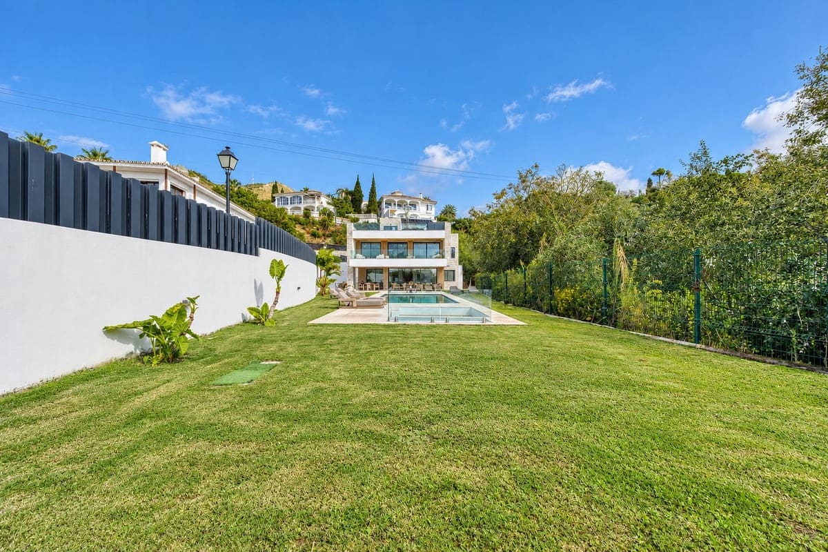 5 bedroom Villa for sale in Benalmadena with pool garage - € 2,190,000 (Ref: 10161855)