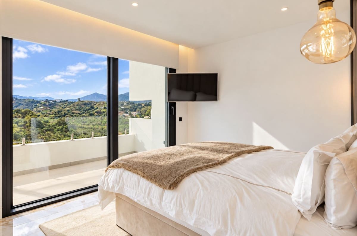 3 bedroom Villa for sale in La Cala de Mijas with pool garage - € 975,000 (Ref: 10162568)