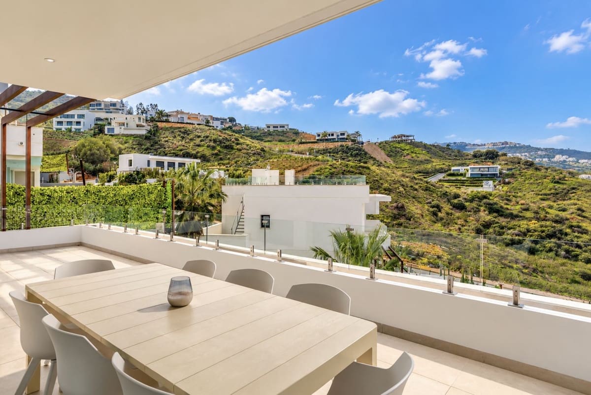 3 bedroom Villa for sale in La Cala de Mijas with pool garage - € 975,000 (Ref: 10162568)