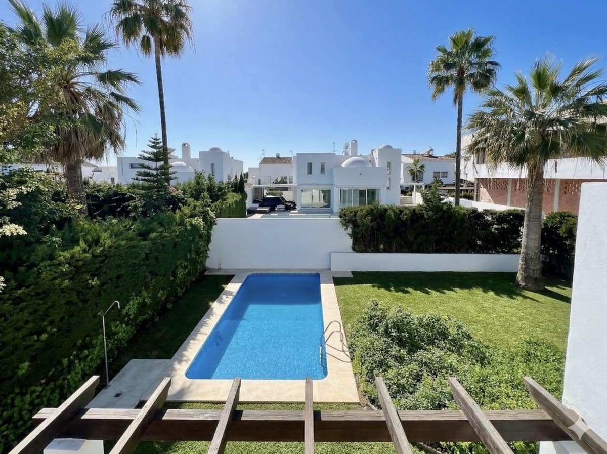 5 soverom Villa til salgs i Puerto Banus med svømmebasseng garasje - € 1 330 000 (Ref: 10167146)