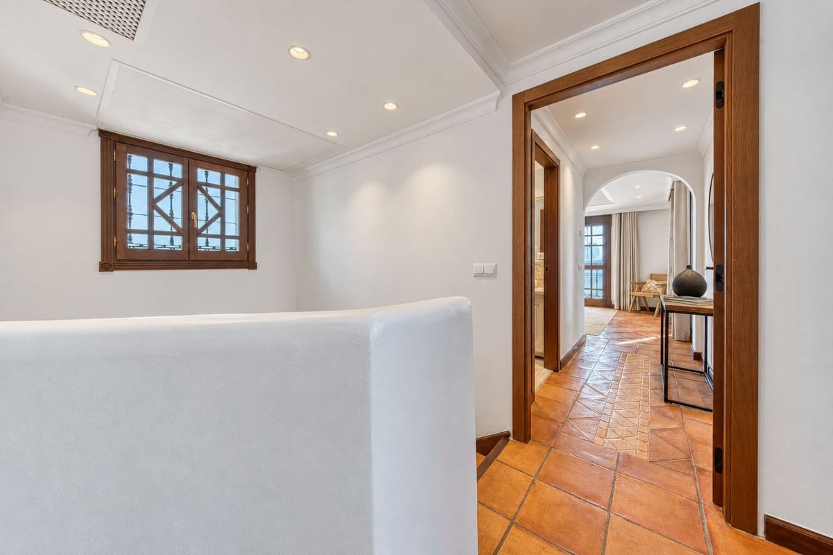 4 soveværelse Byhus til salg i Nueva Andalucia med swimmingpool garage - € 1.799.000 (Ref: 10172377)
