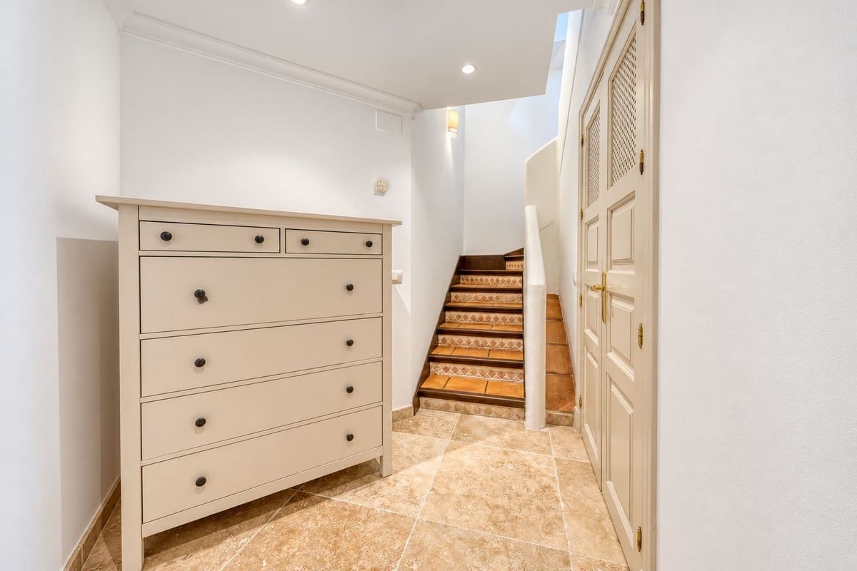 4 soveværelse Byhus til salg i Nueva Andalucia med swimmingpool garage - € 1.799.000 (Ref: 10172377)