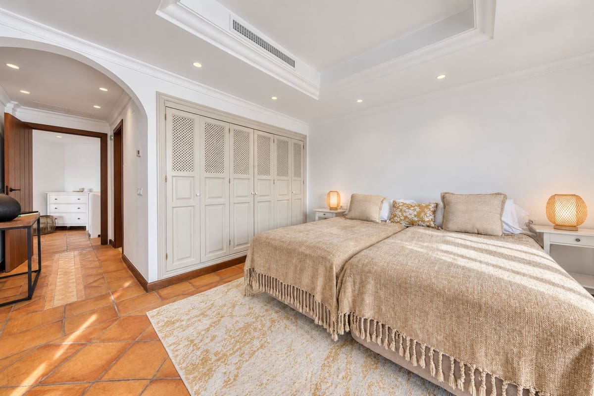 4 soveværelse Byhus til salg i Nueva Andalucia med swimmingpool garage - € 1.799.000 (Ref: 10172377)