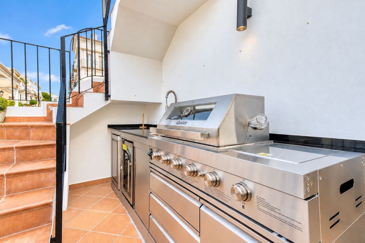 4 soveværelse Byhus til salg i Nueva Andalucia med swimmingpool garage - € 1.799.000 (Ref: 10172377)