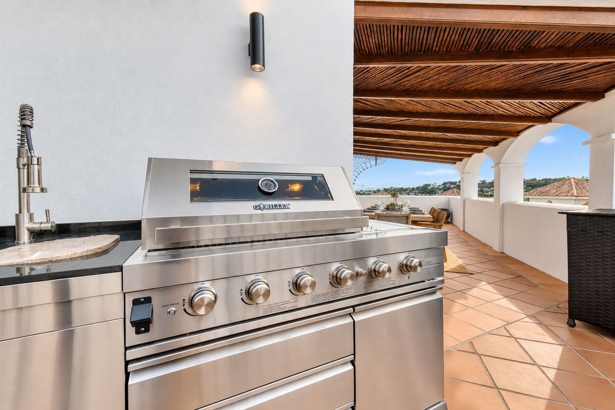4 soveværelse Byhus til salg i Nueva Andalucia med swimmingpool garage - € 1.799.000 (Ref: 10172377)