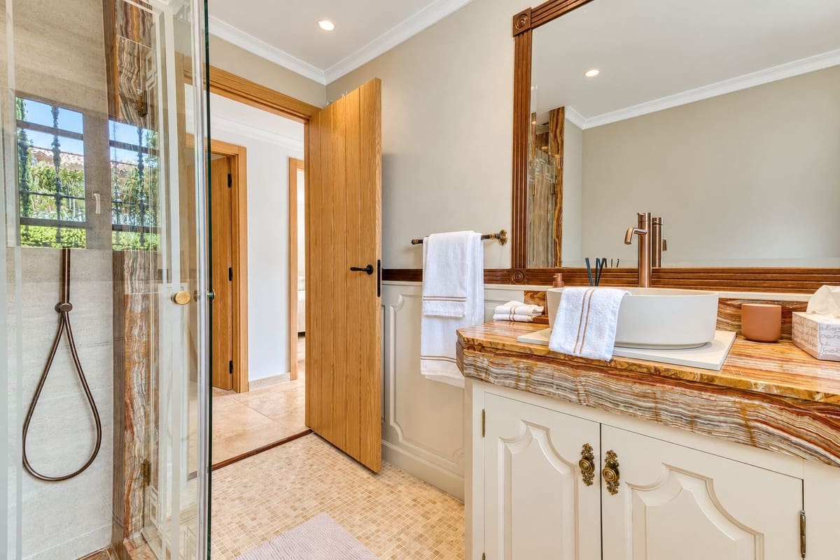 4 soveværelse Byhus til salg i Nueva Andalucia med swimmingpool garage - € 1.799.000 (Ref: 10172377)