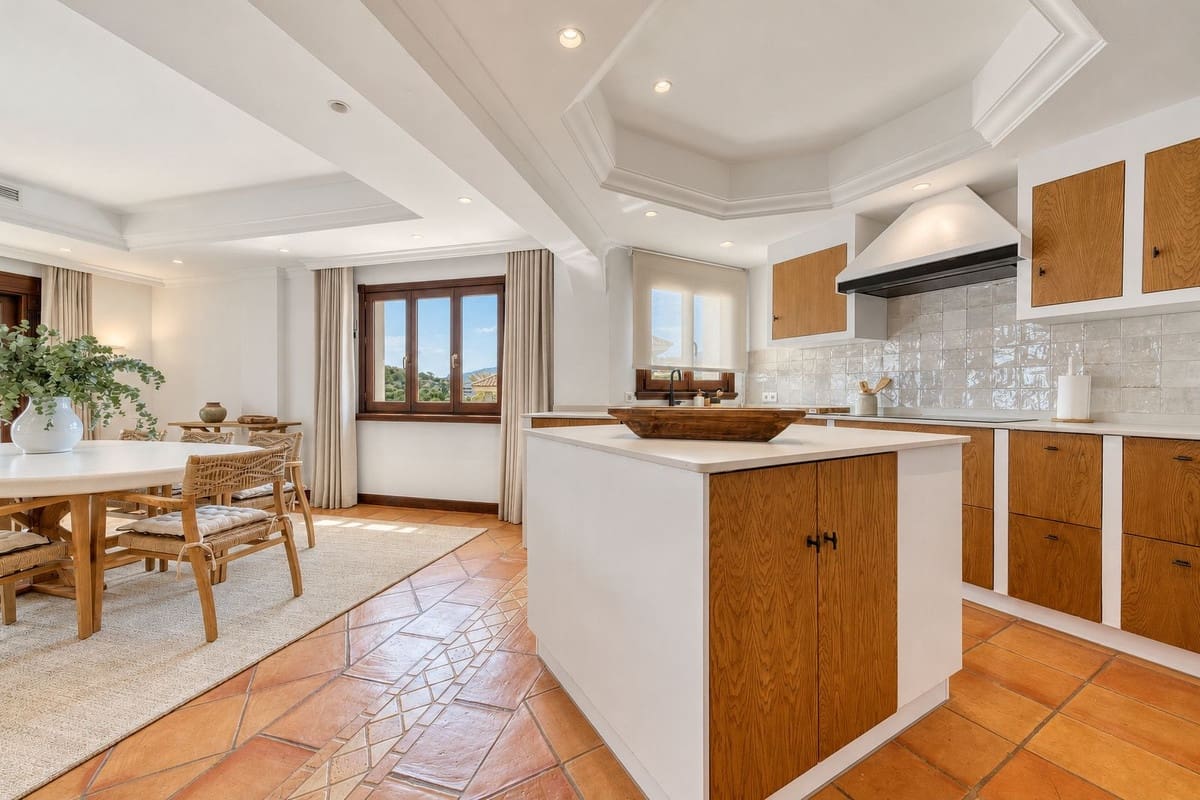 4 soveværelse Byhus til salg i Nueva Andalucia med swimmingpool garage - € 1.799.000 (Ref: 10172377)