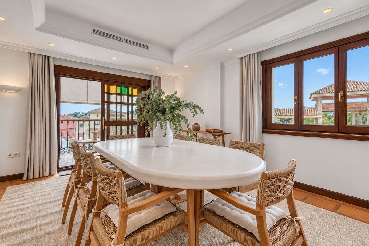 4 soveværelse Byhus til salg i Nueva Andalucia med swimmingpool garage - € 1.799.000 (Ref: 10172377)